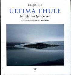 Ultima Thule 9789023437154 Cees Nooteboom; Simone Sassen (foto's) Bezige Bij   Reisverhalen Spitsbergen (Svalbard)